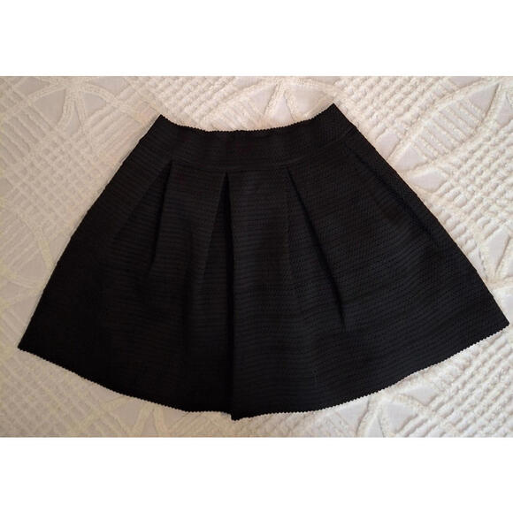 Express Women's Size Medium Black Pleated Short Ruffle Skirt Elastic Waist - Picture 1 of 7
